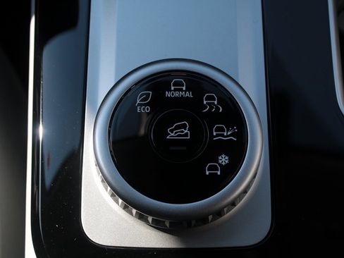 New 2025 Mitsubishi Outlander SE image 21