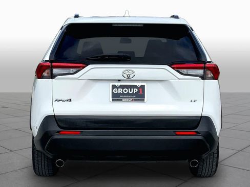 Used 2019 Toyota RAV4 LE FWD image 5