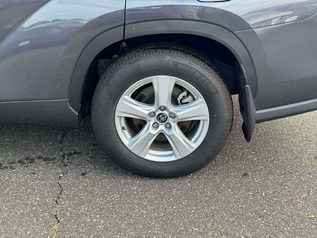 Used 2025 Toyota Highlander LE AWD/4WD image 11