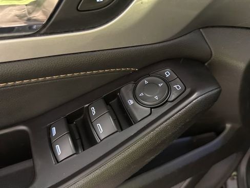 Used 2020 Chevrolet Traverse LT image 11