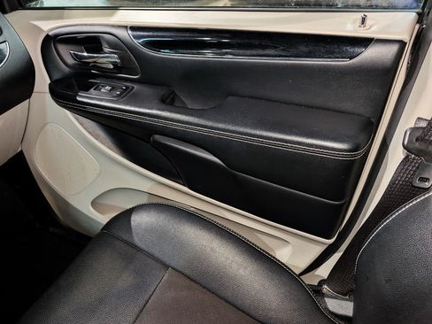 Used 2019 Dodge Grand Caravan SXT FWD image 32