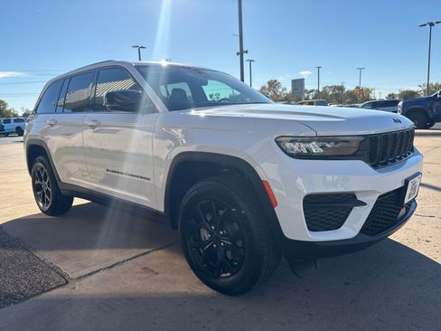 New 2025 Jeep Grand Cherokee Altitude image 7
