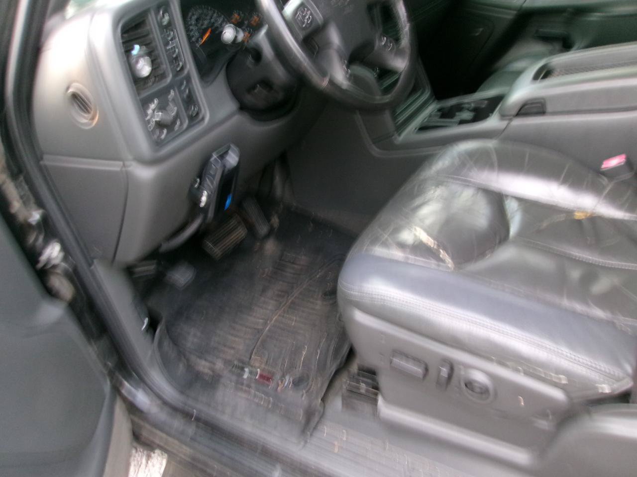 Used 2004 Chevrolet Avalanche Z71 w/ Sun And Sound Package AWD/4WD image 12