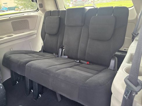 Used 2016 Chrysler Town & Country Touring FWD image 12
