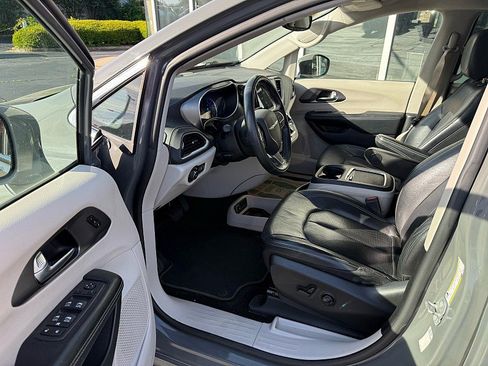 Used 2022 Chrysler Pacifica Touring-L w/ Uconnect Theater Family Group FWD image 17