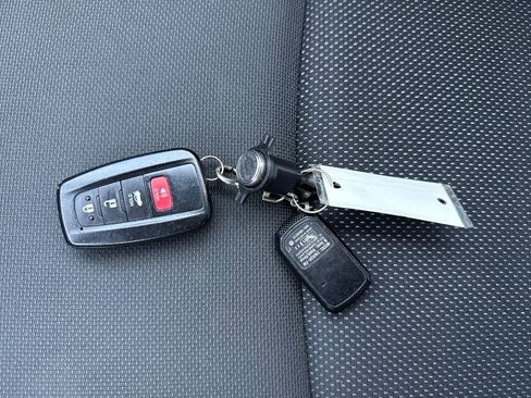 Used 2021 Toyota Corolla SE w/ SE Premium Package image 30