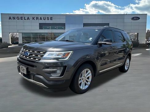 Used 2017 Ford Explorer XLT FWD image 3