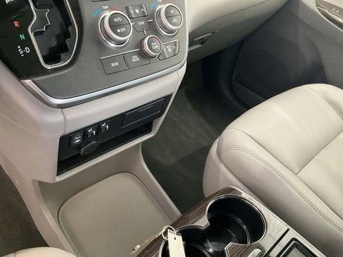 Used 2017 Toyota Sienna XLE image 12