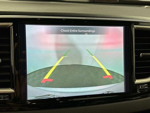 Used 2024 Chrysler Pacifica Touring-L image 12