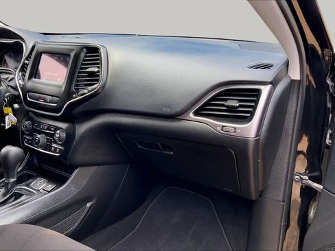 Used 2021 Jeep Cherokee Latitude FWD image 19