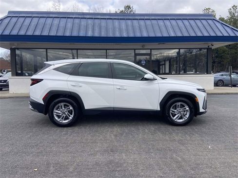 Certified 2025 Hyundai Tucson SE image 2