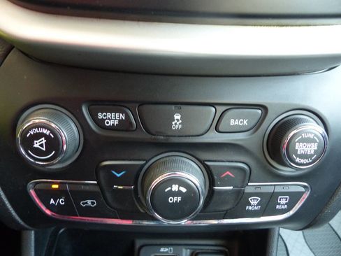 Used 2014 Jeep Cherokee Latitude image 26