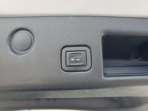 Used 2020 Chevrolet Equinox LT w/ Driver Convenience Package FWD image 12