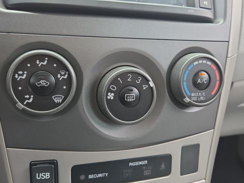 Used 2013 Toyota Corolla LE FWD image 27