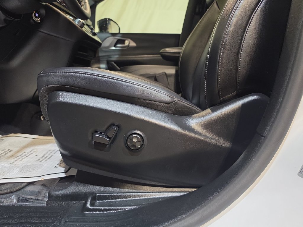 Used 2025 Chrysler Pacifica Select FWD image 14