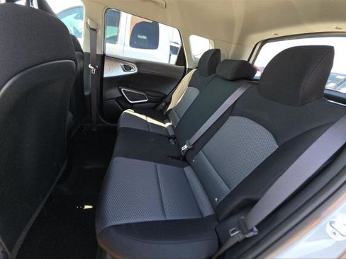 Used 2025 Kia Soul LX w/ LX Technology Package FWD image 7