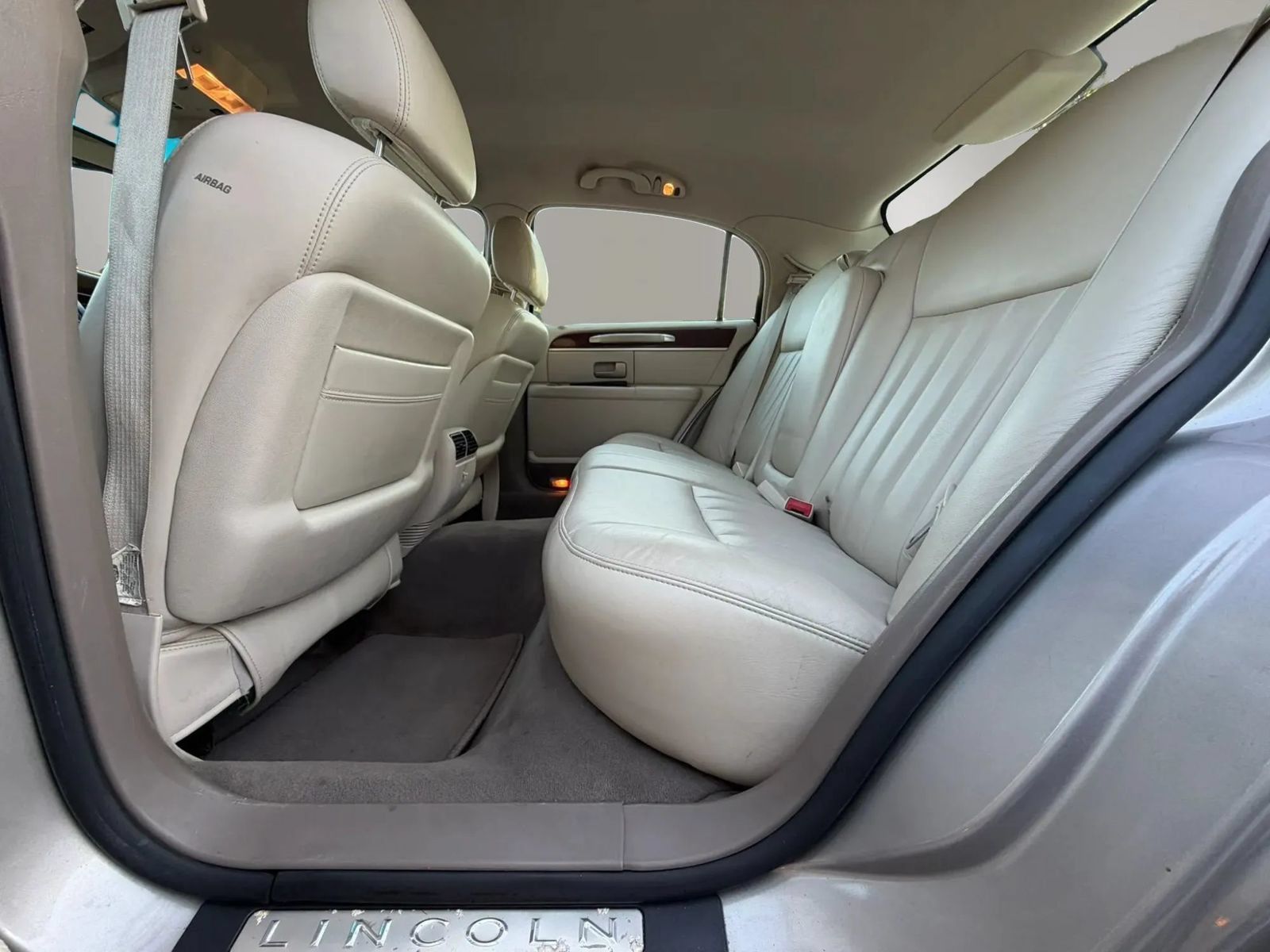 Used 2003 Lincoln Town Car Executive RWD image 24