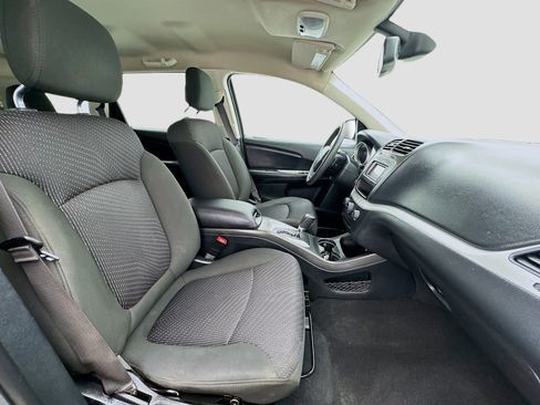 Used 2019 Dodge Journey SE image 19