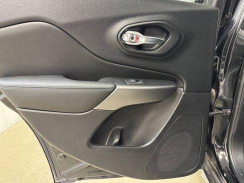 Used 2019 Jeep Cherokee Latitude w/ Cold Weather Group image 14