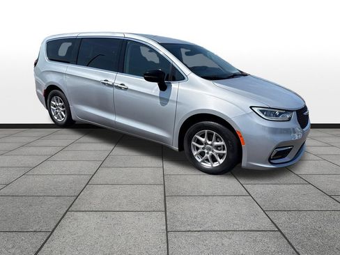 Used 2024 Chrysler Pacifica Touring-L FWD image 7
