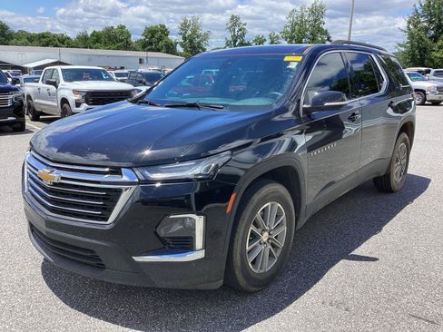 Used 2023 Chevrolet Traverse LT FWD image 2