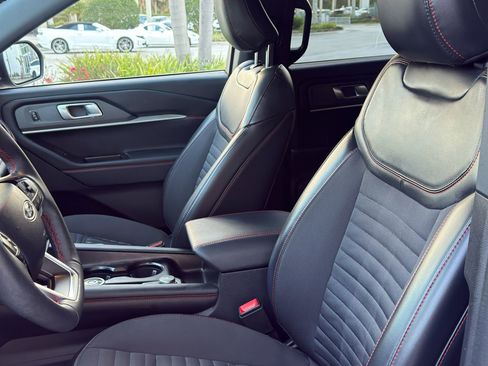 Used 2025 Ford Explorer ST-Line w/ ST-Line Street Pack image 16