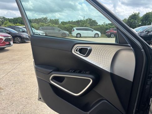 Used 2025 Kia Soul LX w/ LX Technology Package image 18