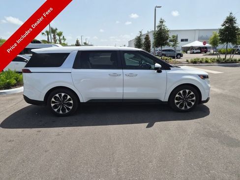 Used 2024 Kia Carnival EX FWD image 2