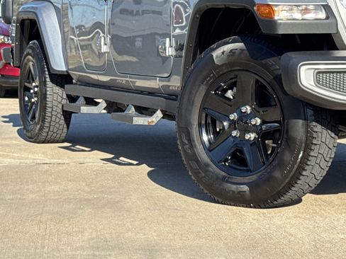 Used 2021 Jeep Gladiator Sport image 3