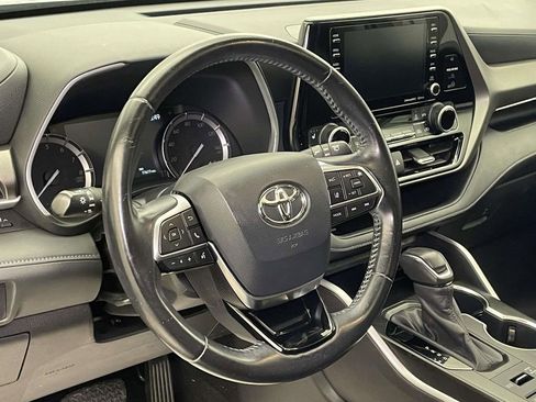 Used 2020 Toyota Highlander XLE image 4
