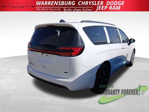 New 2026 Chrysler Pacifica Select image 2