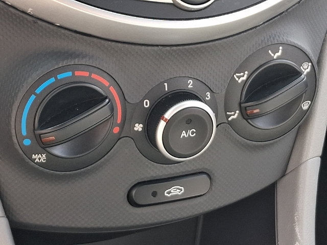 Used 2012 Hyundai Accent GLS FWD image 12