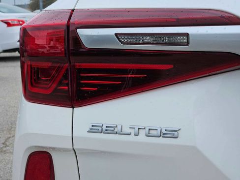 Certified 2022 Kia Seltos EX image 11