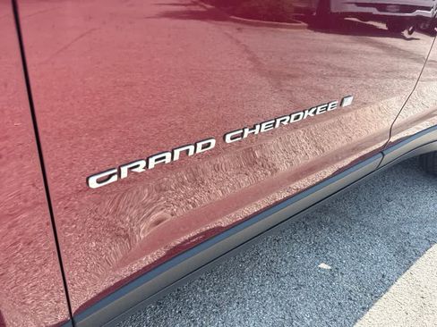 Used 2024 Jeep Grand Cherokee Laredo RWD image 9