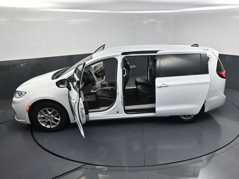 Used 2024 Chrysler Pacifica Touring-L FWD image 25