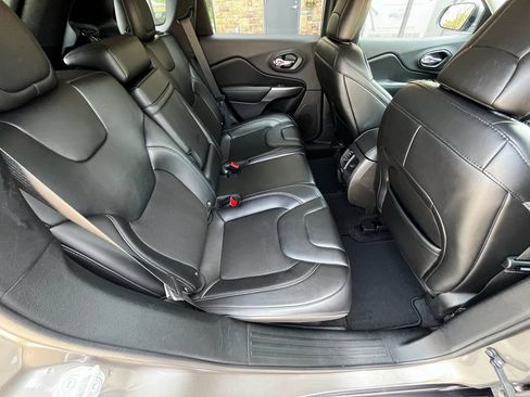 Used 2019 Jeep Cherokee Latitude Plus AWD/4WD image 20