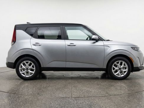 Used 2025 Kia Soul LX w/ LX Technology Package FWD image 11