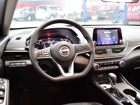 Used 2025 Nissan Altima 2.5 SV FWD image 8