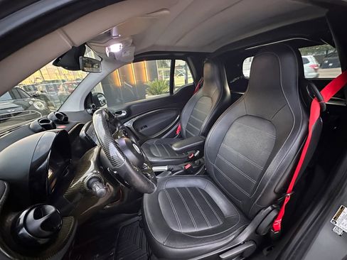 Used 2017 smart fortwo passion RWD image 14