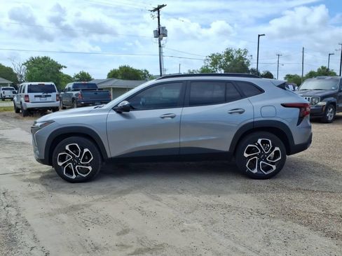 Used 2025 Chevrolet Trax RS FWD image 2