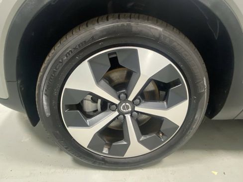 Certified 2025 Volvo XC40 B5 Plus image 5