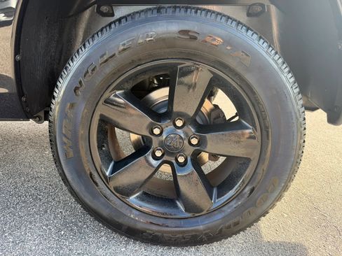 Used 2015 RAM 1500 Express w/ Black Ram 1500 Express Group AWD/4WD image 32