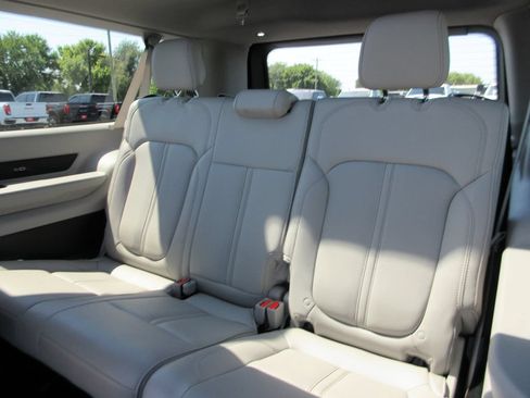 Used 2023 Jeep Wagoneer L Series II w/ Premium Group I AWD/4WD image 23