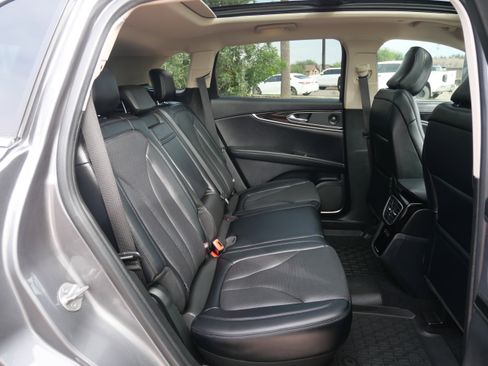 Used 2022 Lincoln Nautilus Reserve w/ Equipment Group 201A image 12