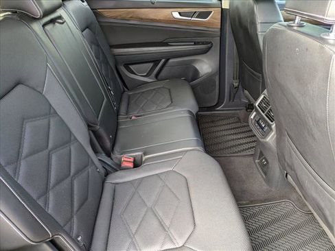 Used 2024 Volkswagen Atlas SE image 19