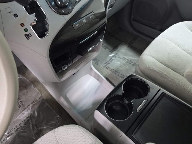 Used 2014 Toyota Sienna LE FWD image 24