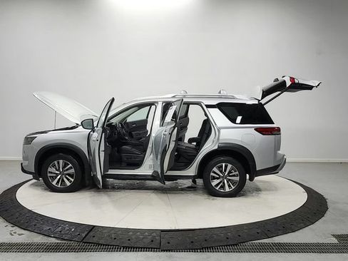 Used 2025 Nissan Pathfinder SL FWD image 12