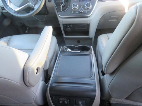 Used 2018 Toyota Sienna XLE FWD image 28