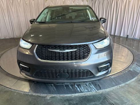Used 2023 Chrysler Pacifica Touring-L FWD image 2