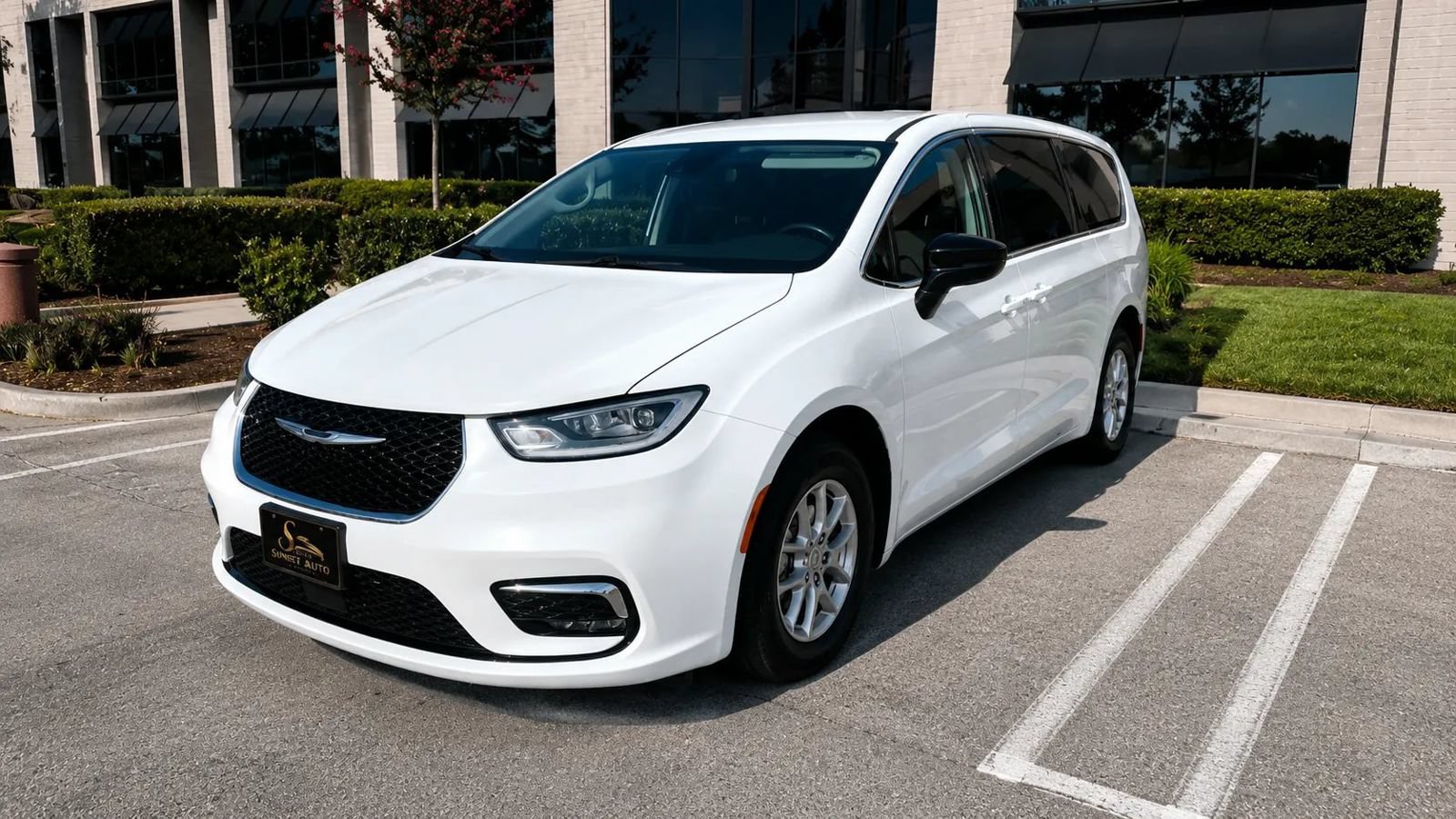 Used 2024 Chrysler Pacifica Touring-L FWD image 3